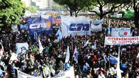La CGT, ambas CTA y movimientos sociales marchan en apoyo a Massa y celebran Ganancias