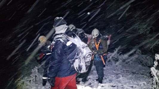 Helicóptero en emergencia: rescataron a 7 personas y otras 6 bajan a pie