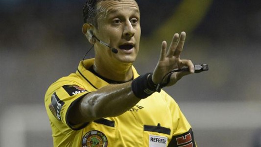 Darío Herrera, el árbitro del "gas pimienta", vuelve a dirigir un superclásico