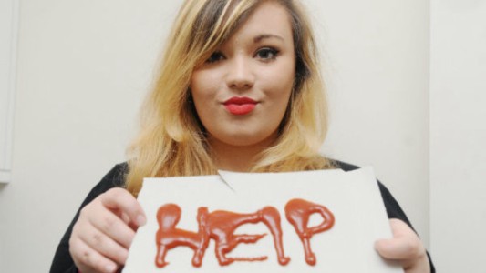 Empleada de "fast food" se quedó ocho horas encerrada en una heladera y escribió con ketchup para pedir ayuda