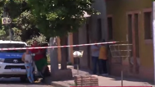 Discutió con el padre, lo asesinó a golpes, sacó el cuerpo a la vereda y se atrincheró