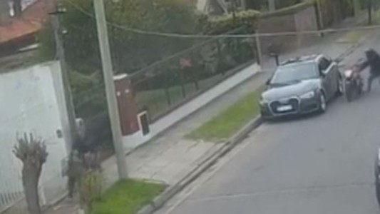 Brutal asalto en La Plata: motochorros apuñalaron cuatro veces a un hombre para robarle