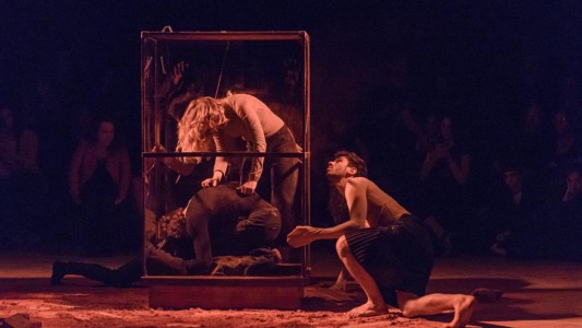 “El reverso de la piel": un híbrido entre teatro y acto expositivo que lleva a escena las transespecies de Servio Olavide