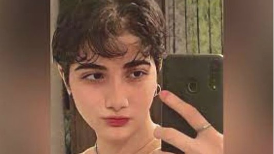La "Policía de la Moral" iraní atacó salvajamente a una adolescente de 16 años por no llevar el velo