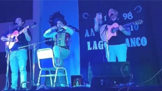 Subió al escenario para agredir a los músicos porque no le gustó una canción, pero se desmayó