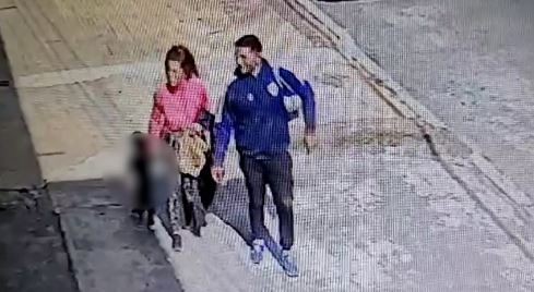 Asesina a su pareja de varias puñaladas frente a sus hijos y se fuga en La Plata