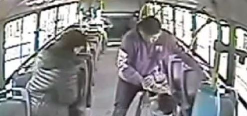 Video: Pasajero borracho agredió a un colectivero que estaba manejando