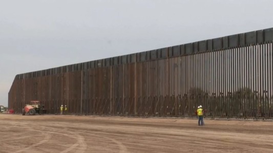 En un cambio de política, Biden construirá más tramos del muro fronterizo con México