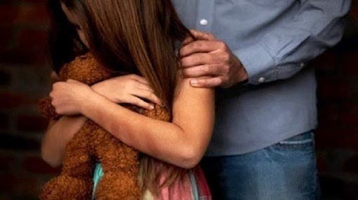 Un “piquito” de un abuelo a su nieto fue descartado como abuso sexual