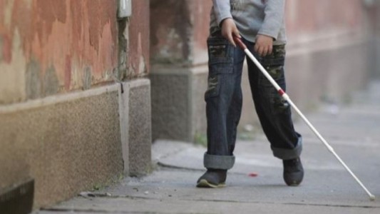 Insólita pelea de ciegos en una peatonal cordobesa: uno apuñaló a otro y fue detenido