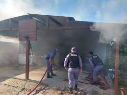 Mientras una mujer denunciaba amenazas, su pareja incendió su vivienda y terminó detenido en Formosa