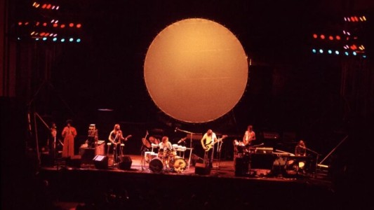 Pink Floyd lanza un documental que registra una escucha de un disco clave en medio de un eclipse