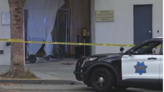 EEUU: la Policía fusiló a un conductor que embistió con su auto el consulado chino