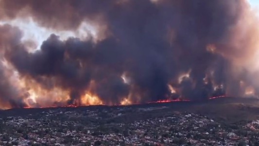 Desesperadas evacuaciones de vecinos en Villa Carlos Paz por el avance de los incendios en sus casas