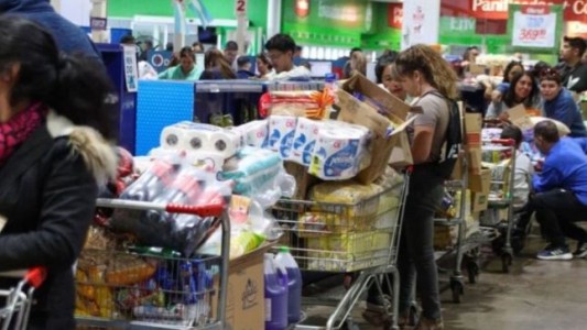 El dólar a $1.000: los chilenos cruzan a la Argentina para comprar "regalados" alimentos, combustibles y tocador
