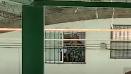 Escándalo en Longchamps: el dueño de una escuela le disparó a las palomas en el patio