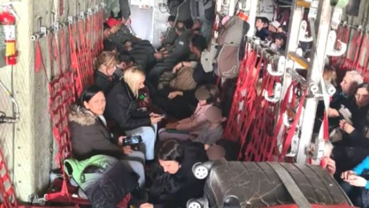 El primer vuelo con argentinos evacuados llegó a Roma: "Un primer paso", indicó el encargado