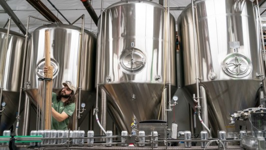 Fabrican cerveza con agua reciclada de duchas y lavarropas de un edificio