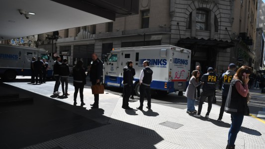 Nuevos allanamientos en la city porteña: el dólar blue baja de los $1000