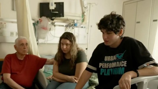 El dramático relato del adolescente que sobrevivió al ataque de Hamas escondido bajo el cadáver de su mamá: "Abrieron la puerta a tiros"