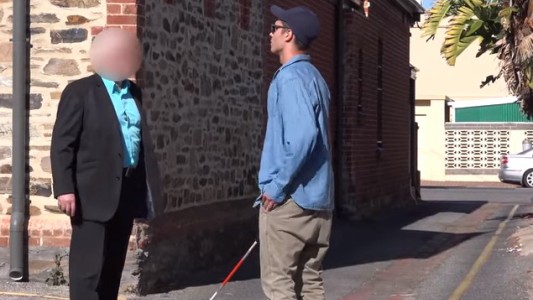 Experimento: Se hace pasar por ciego para poner a prueba la honestidad de la gente