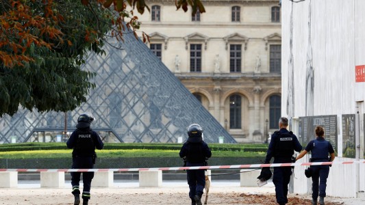 Evacúan el Museo del Louvre en París por "razones de seguridad"