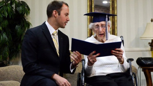 La historia de la mujer de 97 años que recibió su título secundario
