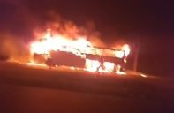 Se incendió un micro de dos pisos en la Ruta 2 y de milagro no hubo heridos