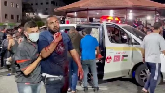 Un bombardeo en un hospital en Gaza dejó más de 200 muertos: acusaciones cruzadas entre Hamas e Israel