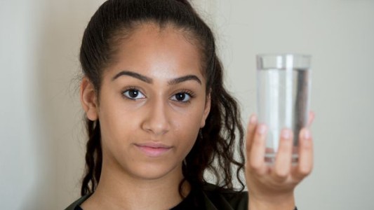 La rara enfermedad de la chica que sufre al bañarse