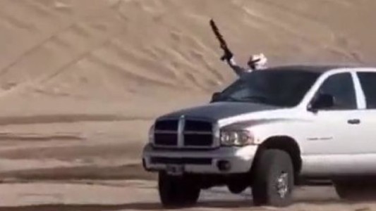 Se vistieron como árabes y salieron armados a recorrer los médanos de Pinamar