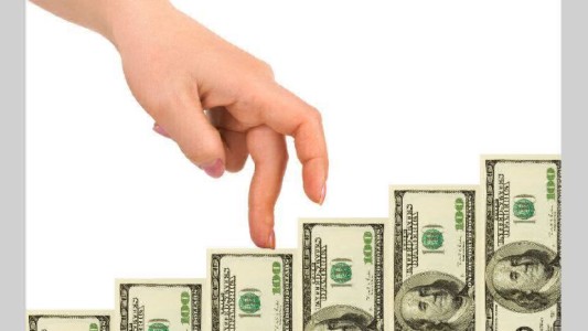 Dolar sin techo: supera los 28 pesos y es récord