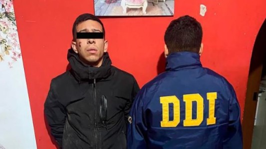 Se soltó de las esposas en un traslado y se escapó con tres mujeres en un auto