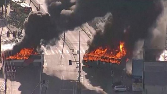 Río de Janeiro: incendiaron 35 colectivos tras la muerte de un líder criminal brasileño