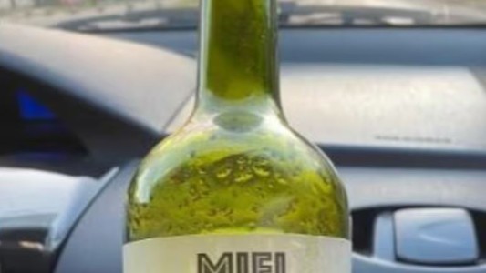 "Ilegal": Anmat prohibió una marca de miel que se vendía en botellas de vino