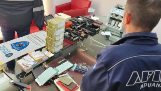 Armas, autos de alta gama y dólares en los allanamientos en propiedades del "Croata"