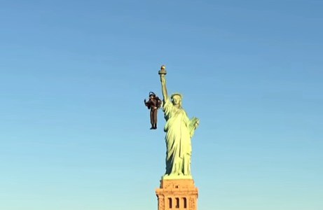 Video: un hombre paseó por Nueva York con su mochila voladora