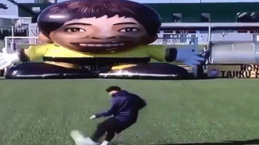 Messi enfrentó a un arquero gigante en un insólito desafío en Japón