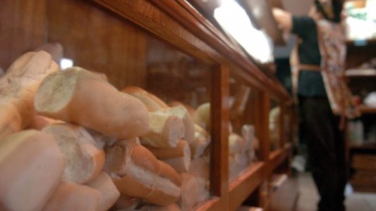 El precio del kilo de pan supera los $1000 tras un aumento del 25%