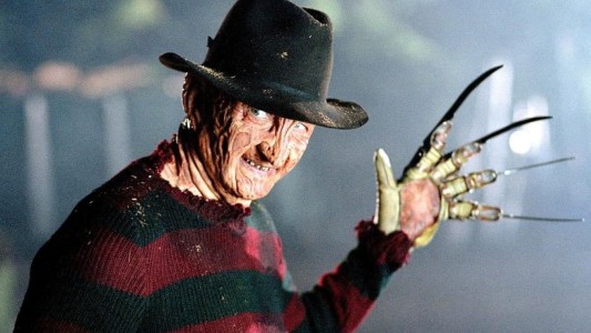 Salen a subasta los guantes con filo de Freddy Krueger y otros objetos del cine de terror