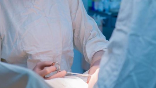Millonaria indemnización: le practicaron una cesárea y olvidaron gasas en su cuerpo