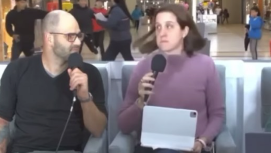 Tres ladrones asaltaron un shopping en medio de un móvil en vivo