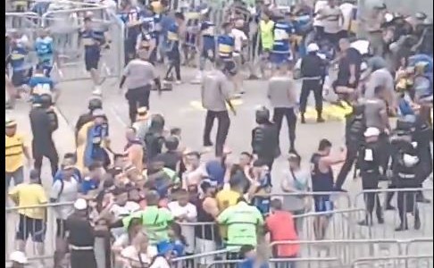 La policía reprime a los hinchas de Boca con gases lacrimógenos en los ingresos al Maracaná