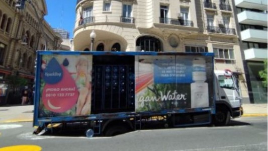 Pozo: un camión se hundió en avenida Córdoba y Florida