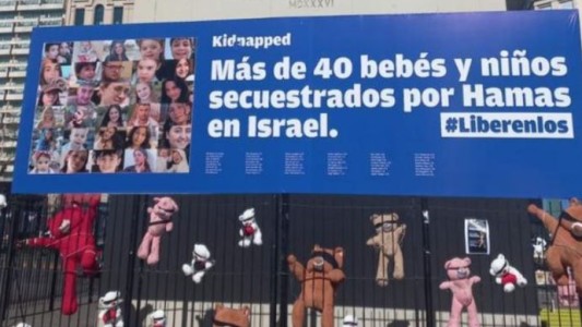 Instalan 30 osos de peluche con los nombres de los niños secuestrados por Hamas
