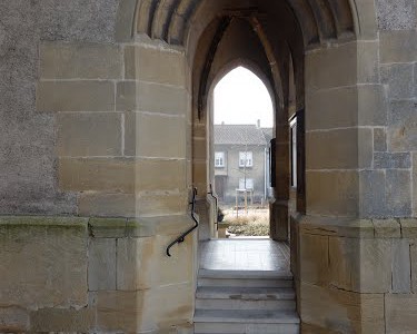 Una iglesia se defiende de los vándalos con pintura que hace rebotar la orina