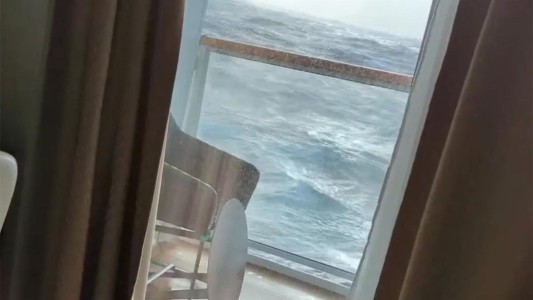 Una mala maniobra en plena tormenta convirtió un crucero en un viaje de terror - #FlashChat