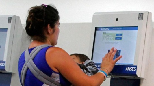 Titulares de la AUH deben presentar la libreta para cobrar más de $35.072