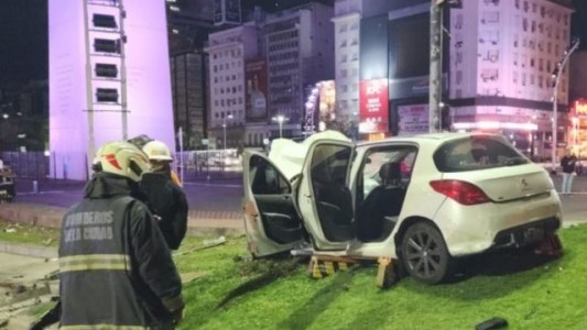 Chocó contra las vallas y se subió a la dársena del Obelisco: dos heridos