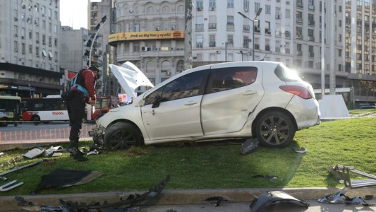Le suspendieron la licencia del conductor que estaba alcoholizado y causó daños en la zona del Obelisco